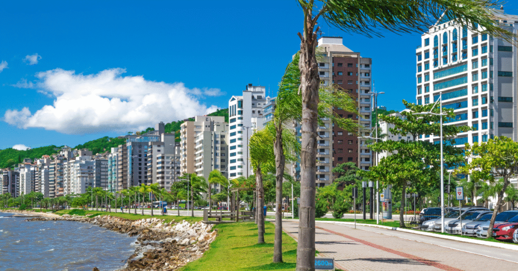 Av. Beira-Mar Norte,, em Florianópolis, capital de SC.